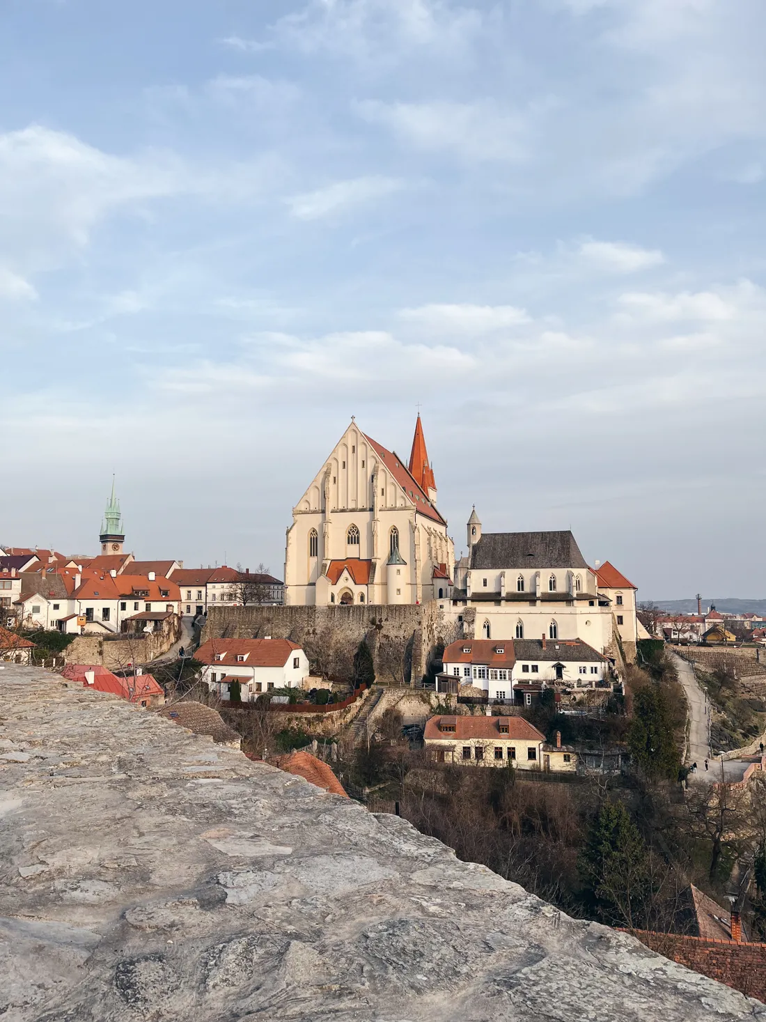 Pohled z vyhlídky na kostel svatého Mikuláše a historické střechy Znojma