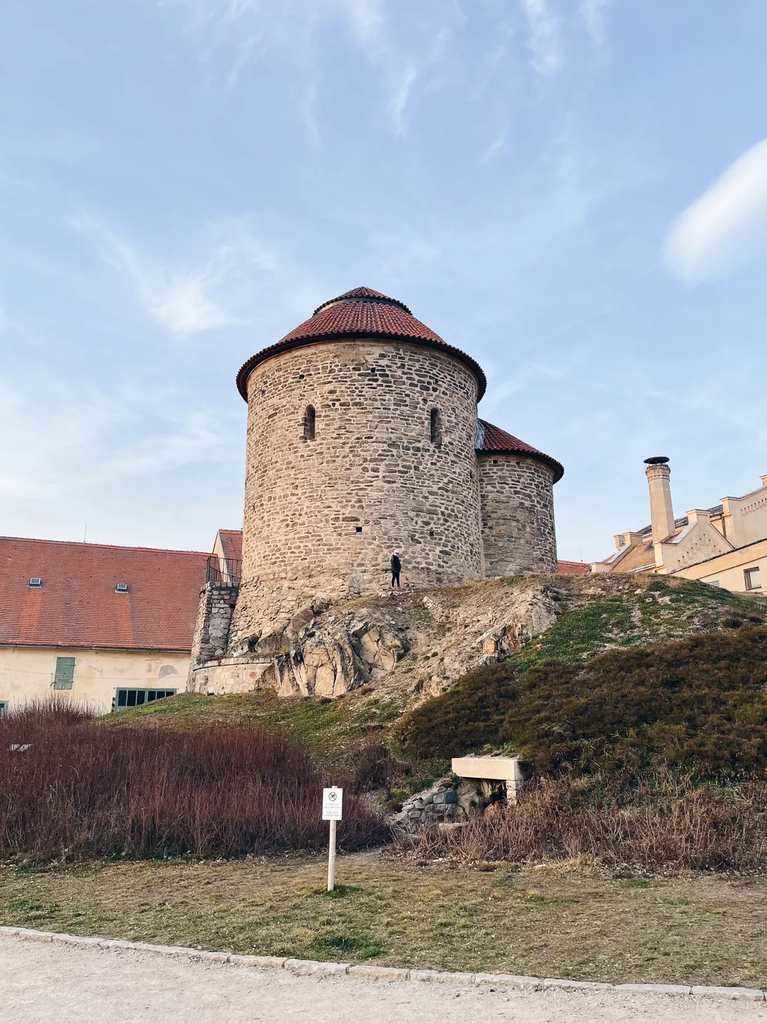 Románská rotunda svaté Kateřiny ve Znojmě na skalnatém kopci pod modrou oblohou