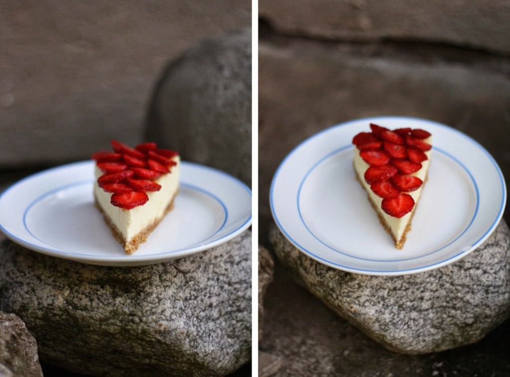 Dva pohledy na kousek jahodového cheesecaku na bílém talíři s modrým proužkem, položený na přírodním šedém kameni.