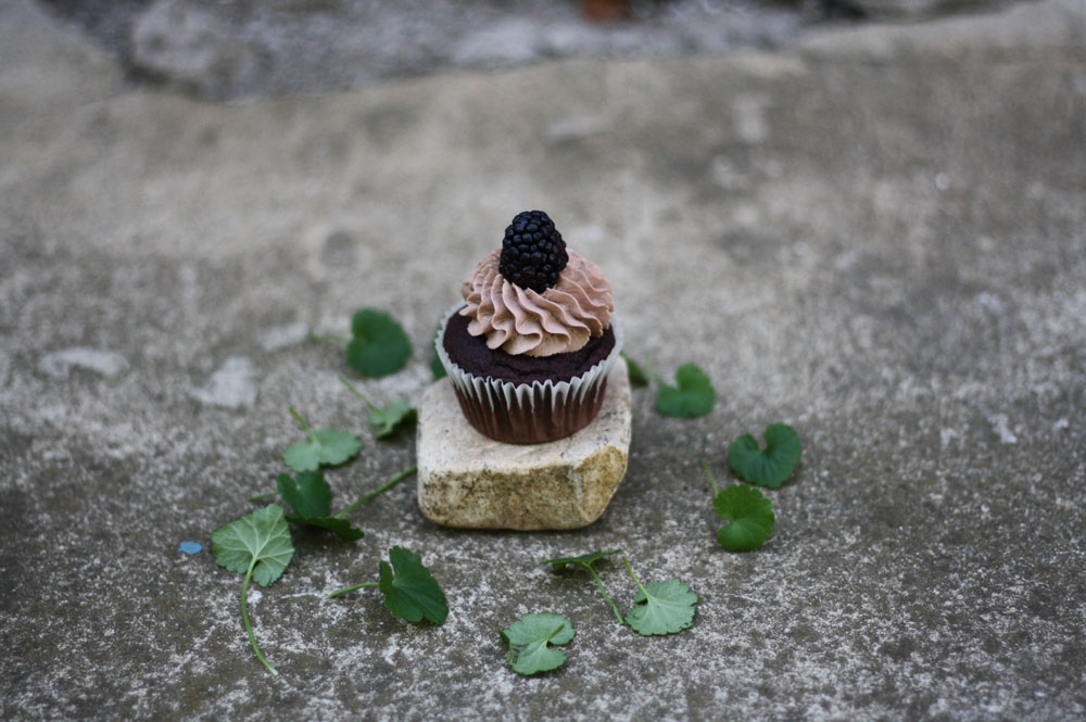 Čokoláda + cupcakes + ostružiny = dobrota převeliká. (4. snímek)
