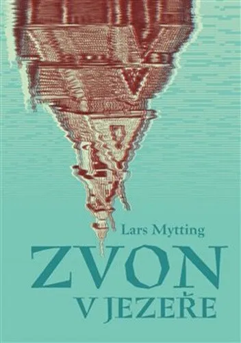 Obálka knihy Zvon v jezeře od Larse Myttinga s odrazem kostela v tyrkysovém pozadí