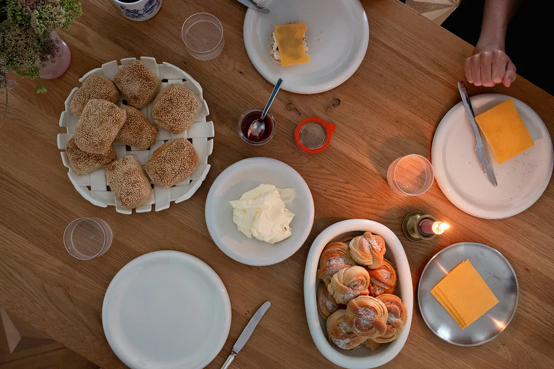 Dánská snídaně s pečivem, šlehaným máslem, sýrem a marmeládou