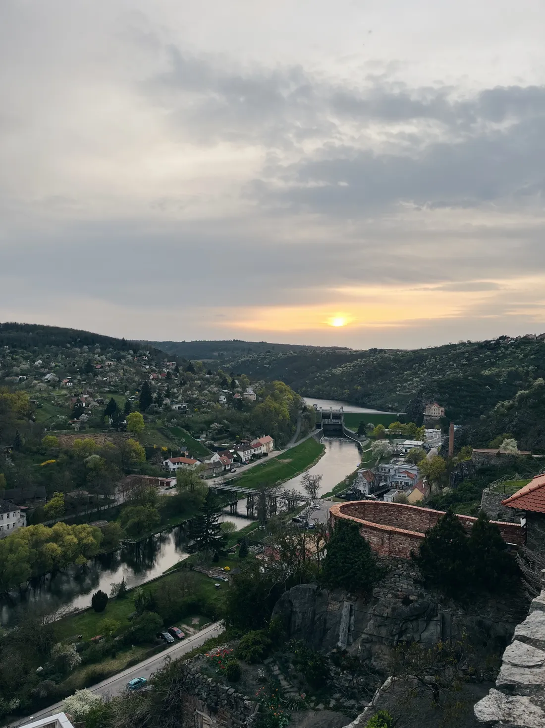 Výhled z hradeb na údolí řeky Dyje ve Znojmě při západu slunce s mostem a přehradou