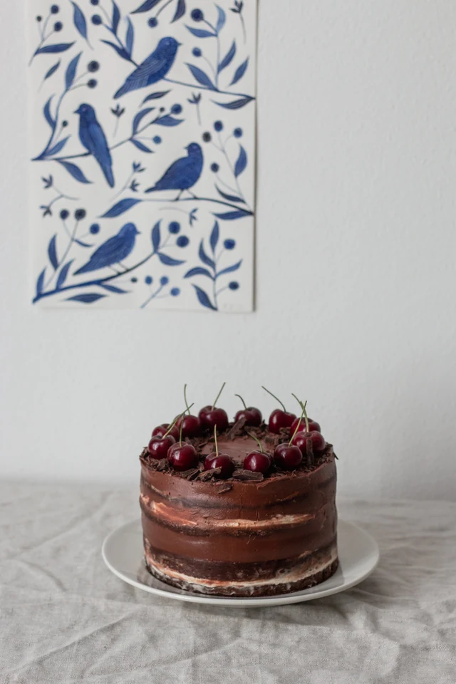 Černý les (Black Forest) s mascarpone a svařenými třešněmi z kuchařky Dorty.