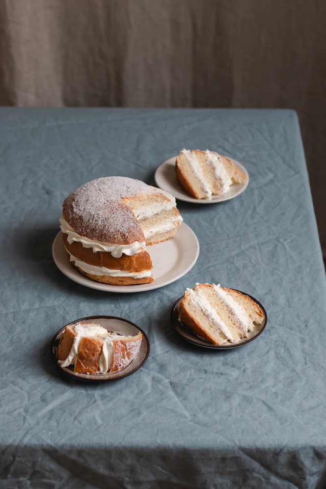 Dort semla z kynutého těsta, s oříškovou náplní a se šlehačkou z kuchařky Dorty.