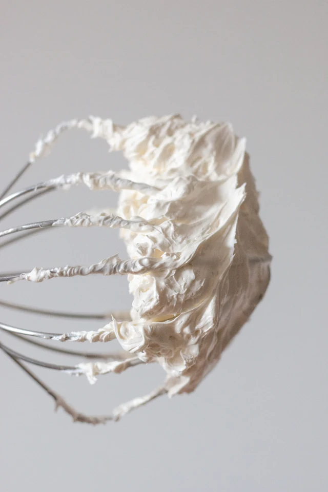 Sněhový bílkový máslový krém (Swiss Meringue Buttercream) z kuchařky Dorty.