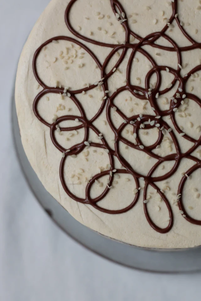 Detail dortu ozdobeného čokoládovými smyčkami.
