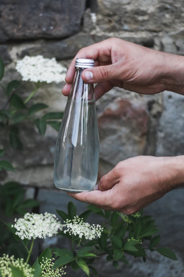 Bezinkový sirup – flädersaft z kuchařky FIKA, sladká švédská kuchařka.
