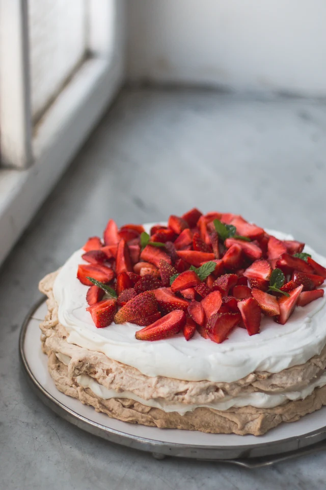 Bezlepkový mandlový dort k letnímu slunovratu – glutenfri midsommartårta z kuchařky FIKA, sladká švédská kuchařka.