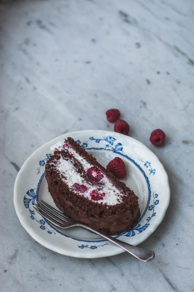 Čokoládová roláda s malinami a se šlehačkou – chokladrulltårta med hallon och grädde z kuchařky FIKA, sladká švédská kuchařka.