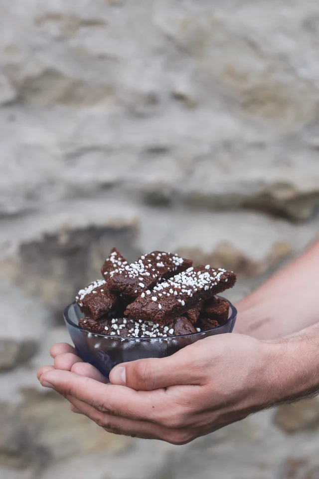 Čokoládové řezy s perlovým cukrem – skurna chokladkakor med pärlsocker z kuchařky FIKA, sladká švédská kuchařka.