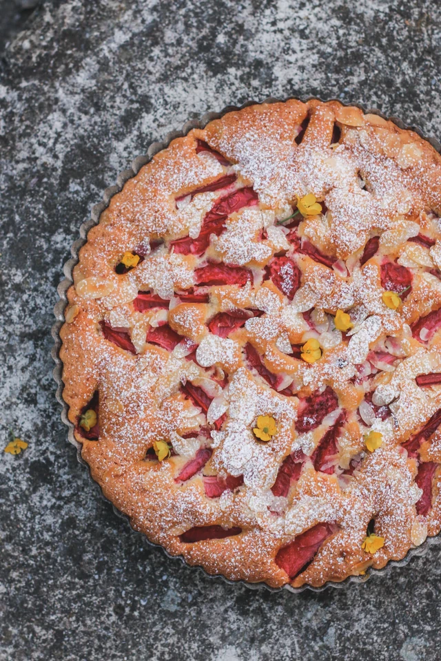 Piškotový koláč s jahodami – sockerkaka z kuchařky FIKA, sladká švédská kuchařka.