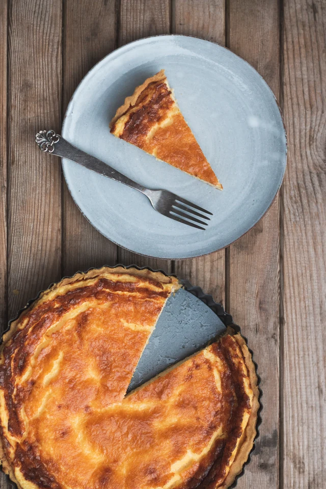 Sýrový koláč – västerbottenostpaj z kuchařky FIKA, sladká švédská kuchařka.