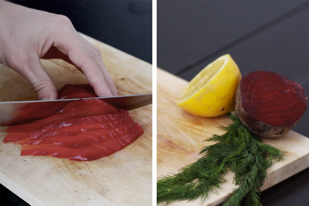 Krájení řepového gravlaxu nožem na prkénku a ingredience: půlka citronu, řepa a svazek kopru.