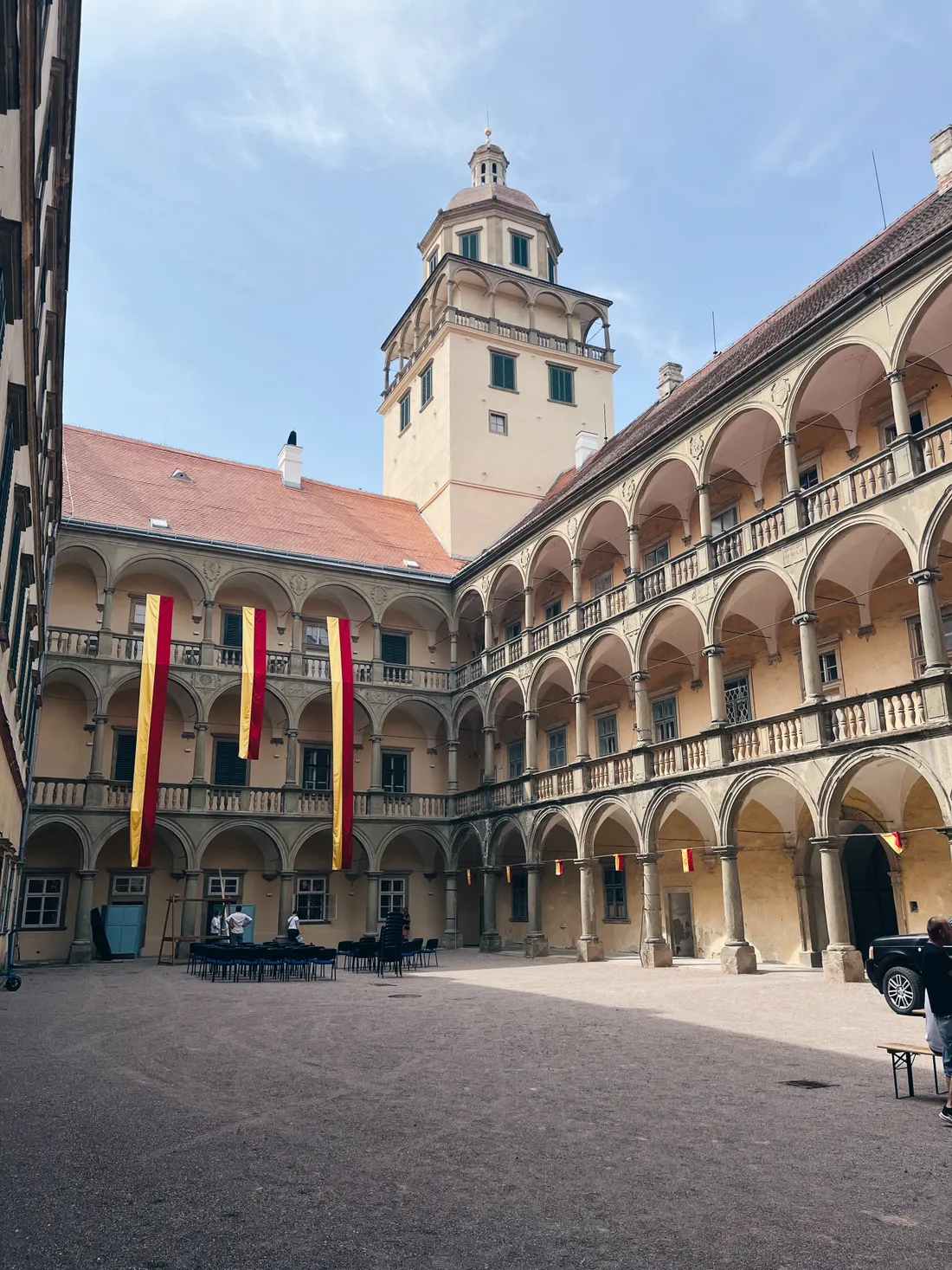 Broušení dřevěného prkénka na pracovním stole v dílně Hoblhome