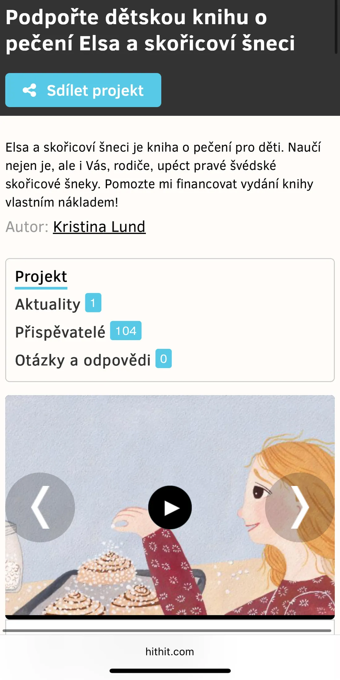 Ilustrace dívky sypající cukr na skořicové šneky na plechu z kampaně dětské knihy.