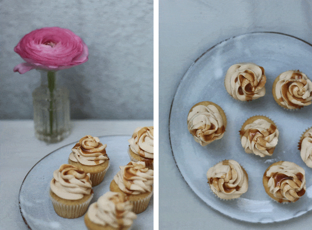 Cupcakes s krémem a karamelovým přelivem na modrém talíři a růžová květina ve sklenici – dva záběry