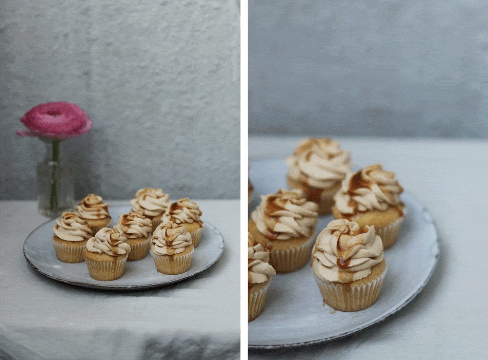 Sedm karamelových cupcakes na talíři s růžovou květinou v pozadí, detail lesklého karamelu na krému