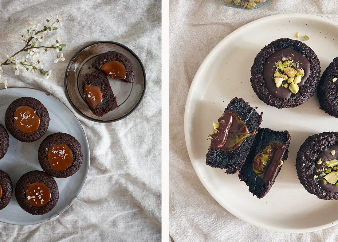 Kladdkaka muffiny se slaným karamelem a solí a vedle muffiny s pistáciemi a zelenou náplní na talířích