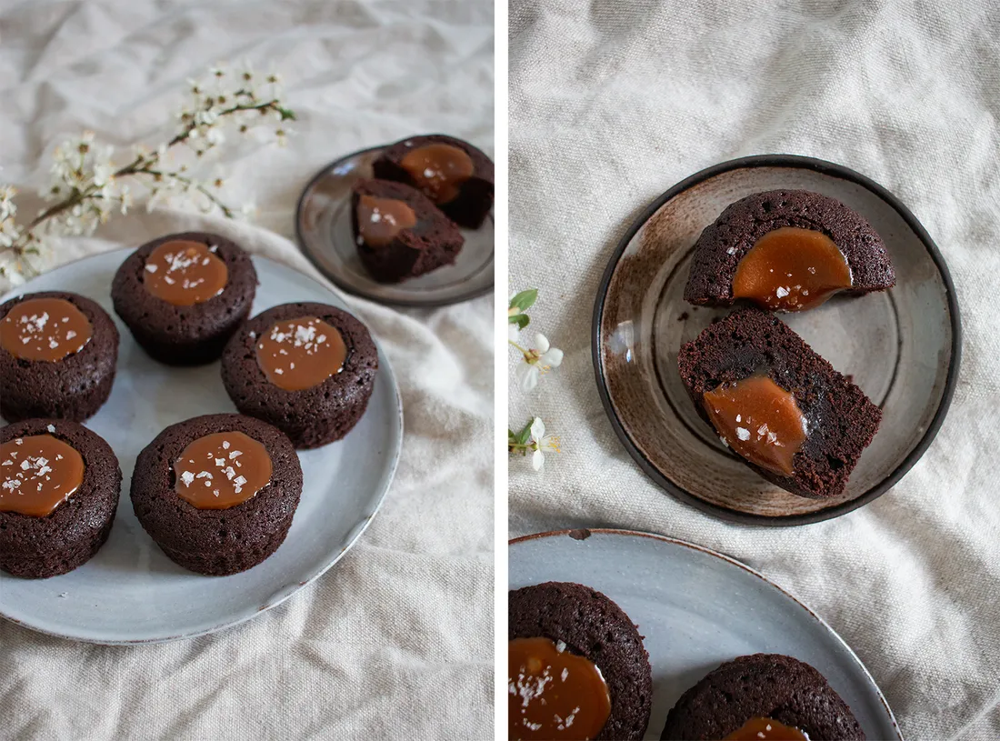 Čokoládové muffiny s karamelem a solí na talířích a rozkrojený muffin s vytékajícím karamelem