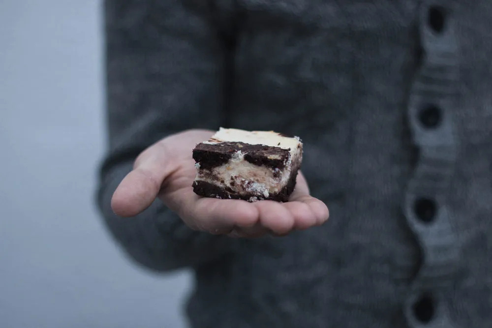 Kokosové cheesecake-brownies (můj muž říká, ať to napíšu hezky česky - takže čískejkobraunýs) je docela zajímavý vynález.