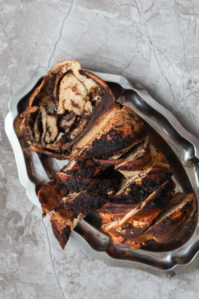 Babka s čokoládou a tahini z kuchařky Kynuté těsto.