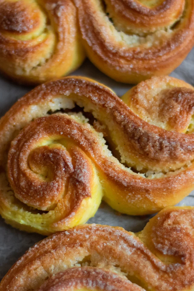 Lussekatter s mandlovo-vanilkovou náplní z kuchařky Kynuté těsto.