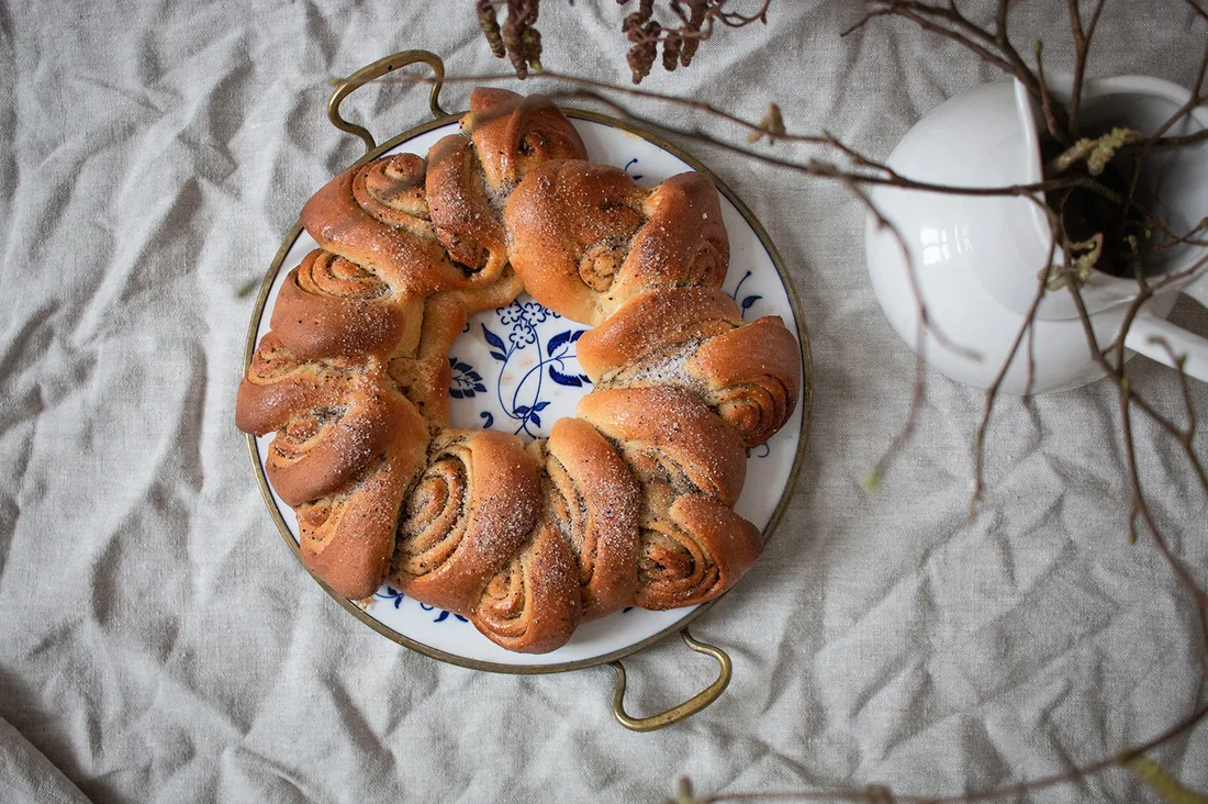 Mám pro vás recept na švédský kynutý věnec s voňavou kardamomovou náplní - ve švédštině vetekrans med kardemumma.