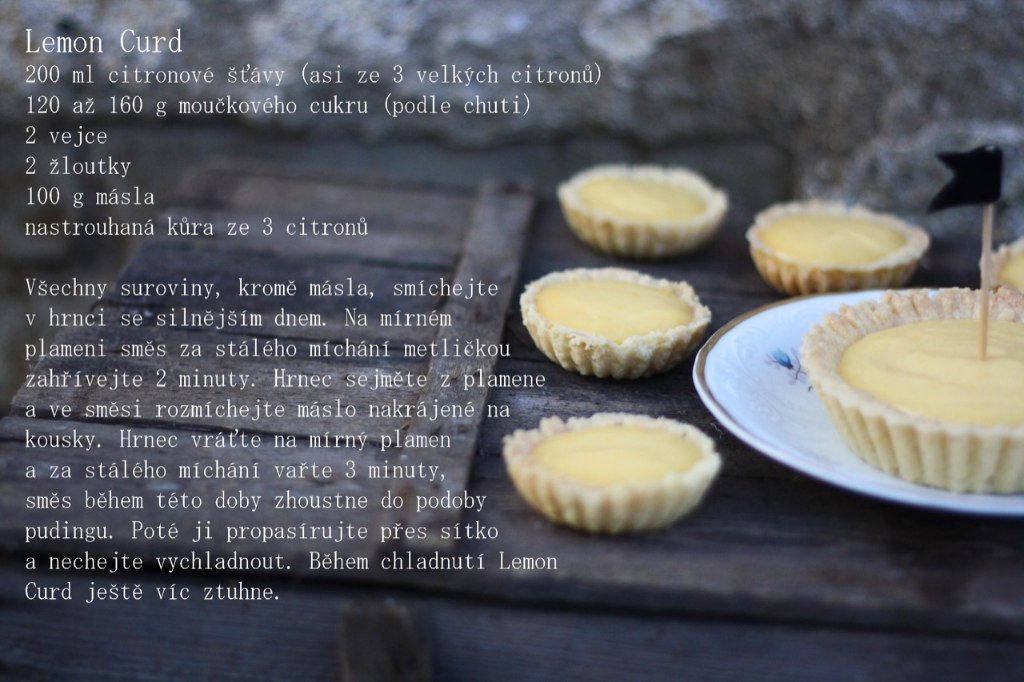 Tartaletky s lemon curdem na dřevě a vlevo bílý recept lemon curdu s ingrediencemi na překrytí snímku