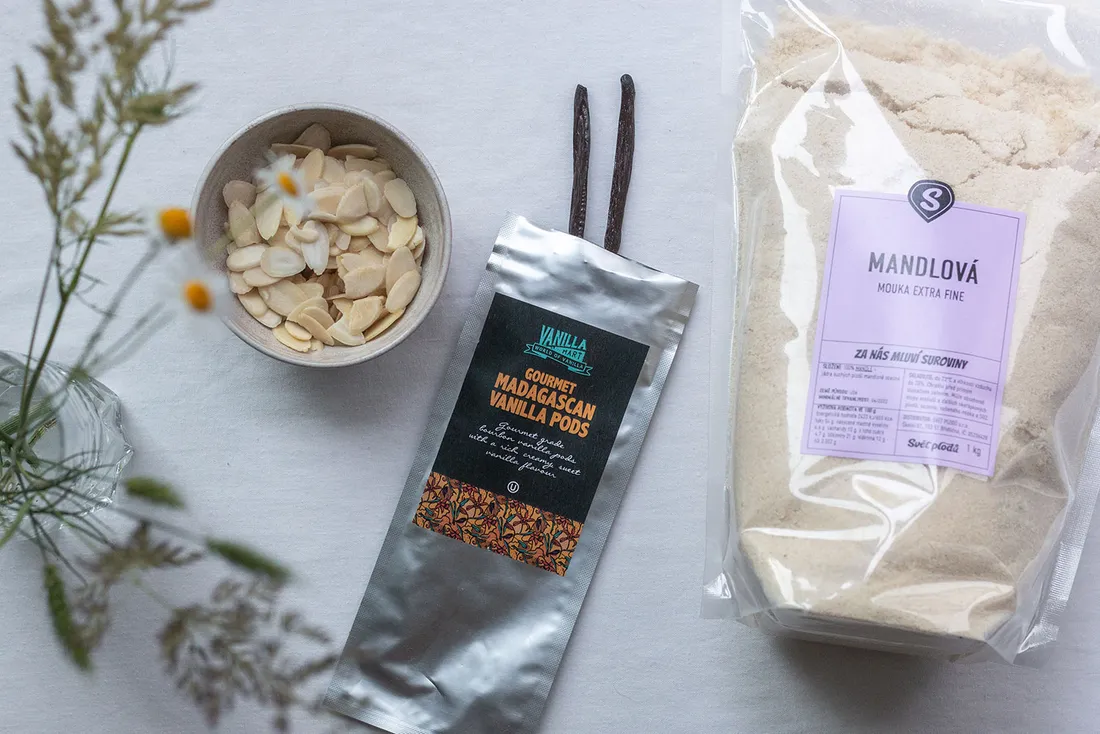 Mandlová moučka Svět plodů, vanilkové lusky Gourmet Madagascan a miska plátků mandlí shora