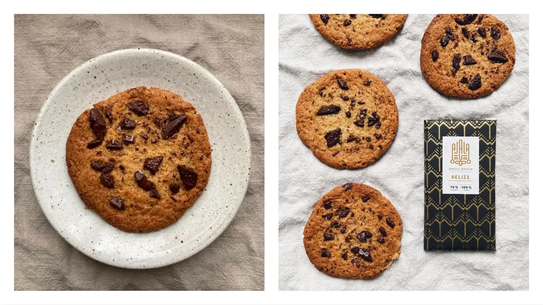 Miso cookies s čokoládou na lněném plátně a tabulka čokolády Ajala Belize 70 % vedle na bílém ubrusu.