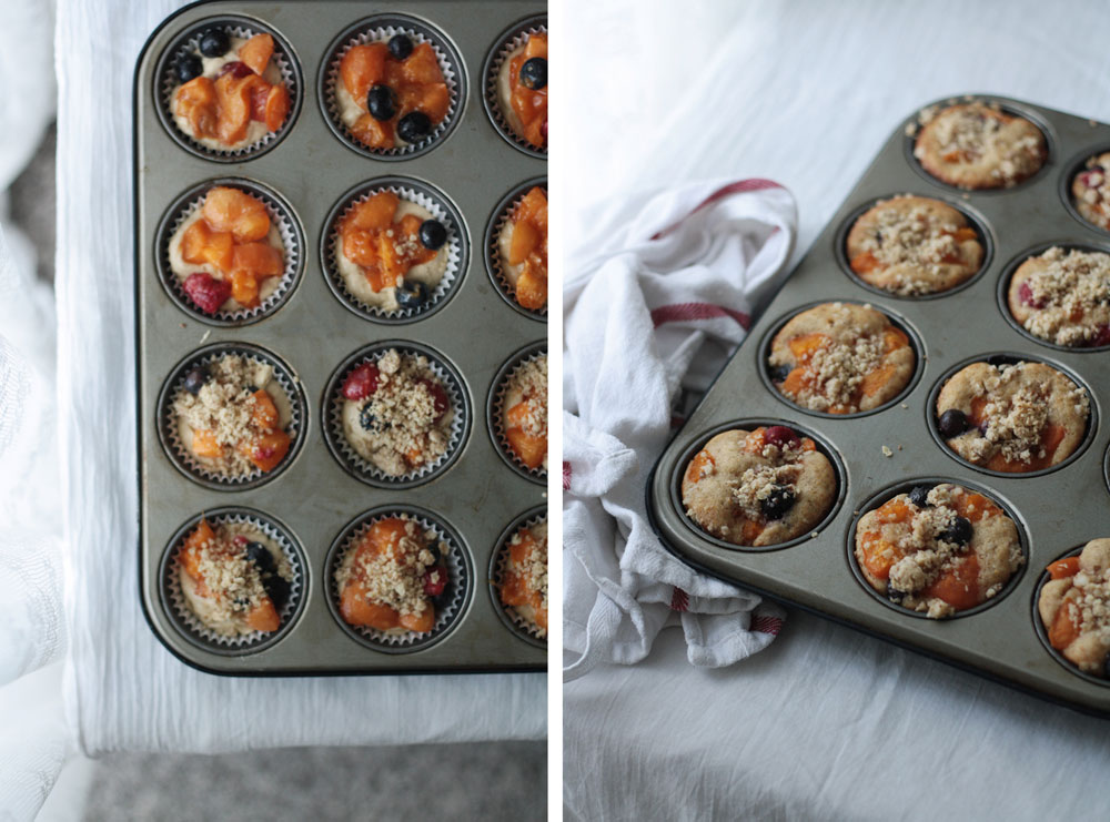 Muffiny s meruňkami a ovesnou drobenkou ve formě před pečením a zlaté po upečení na bílém ubrusu.