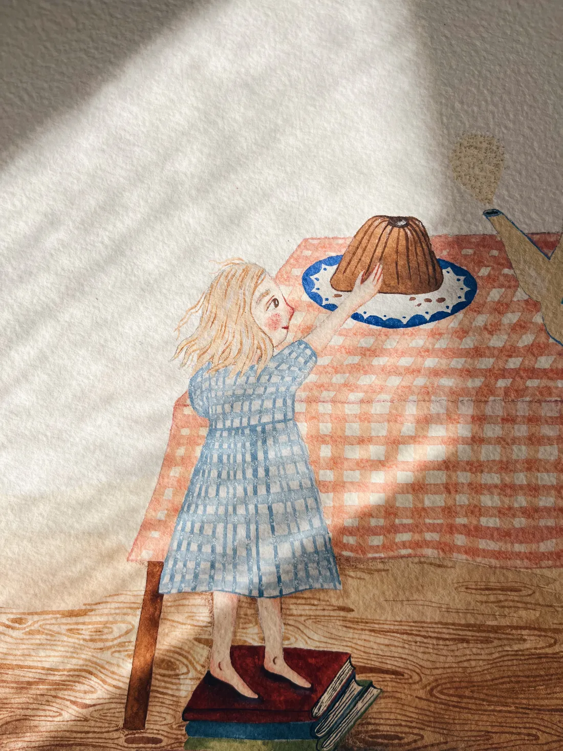 Akvarelová ilustrace dívky na knihách sahající po bábovce na stole s červenobílým ubrusem ve slunečním světle.