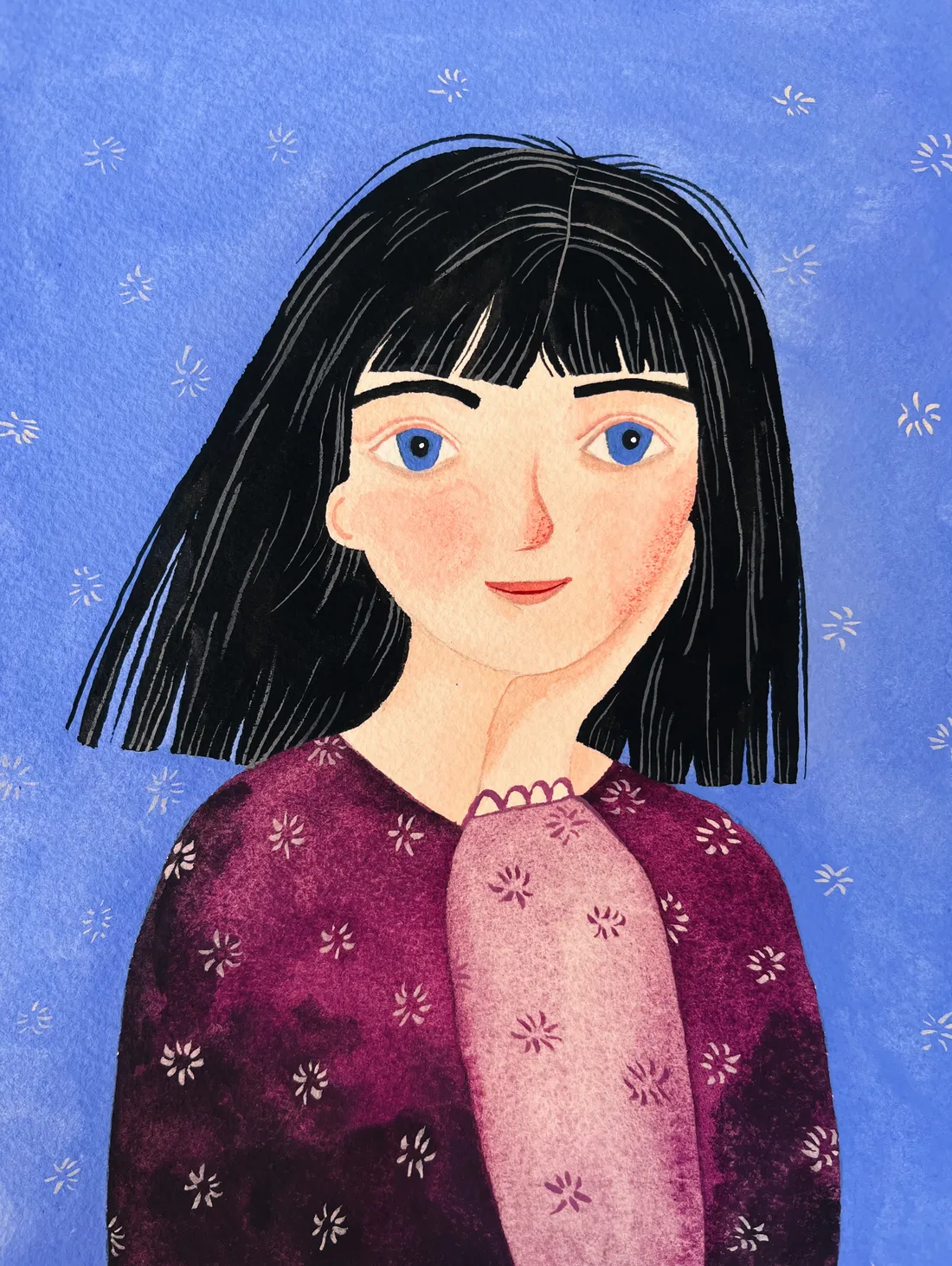 Ilustrace ženy s černými vlasy a modrýma očima v fialové halence na modrém pozadí s hvězdičkami.