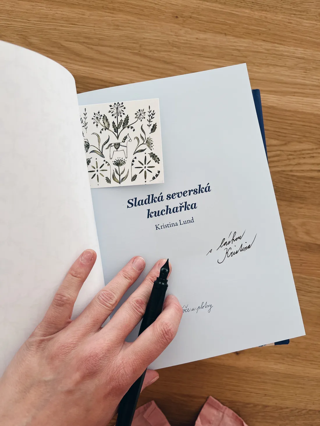 Otevřená kuchařka Sladká severská kuchařka s věnováním a kartičkou dala koně.