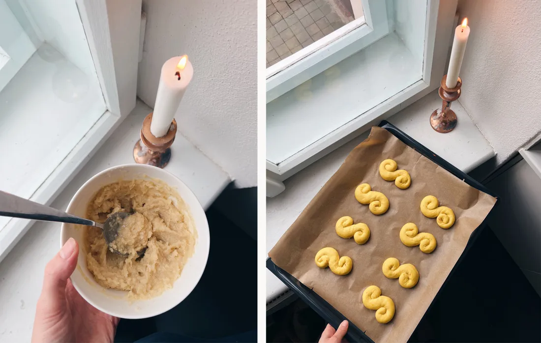 Miska těsta a plech se žlutými S-kousky lussekatter na parapetu u svíčky.