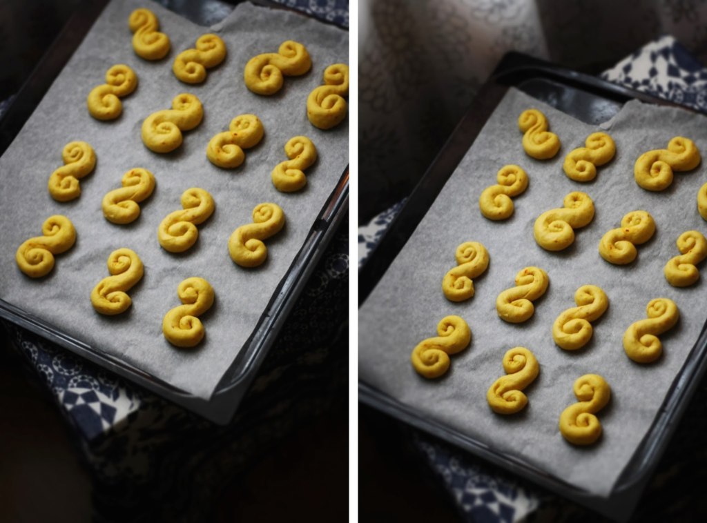 Syrové šafránové lussekatter na plechu, dva snímky vedle sebe.