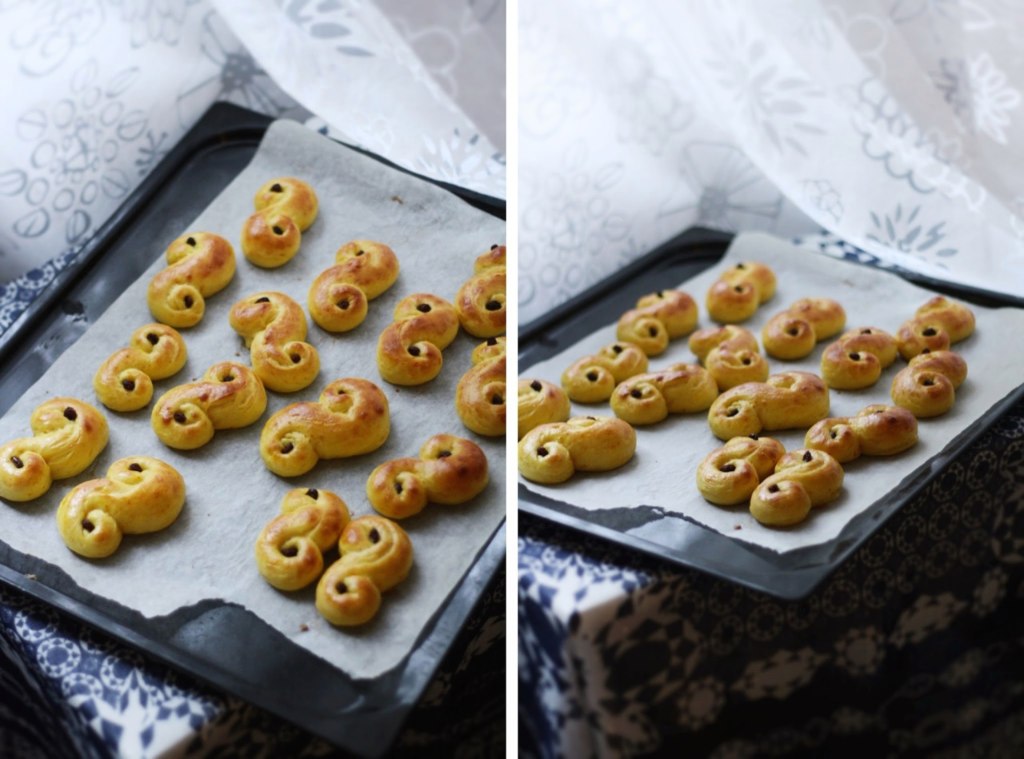 Upečené šafránové lussekatter s rozinkami na plechu, dva pohledy vedle sebe.