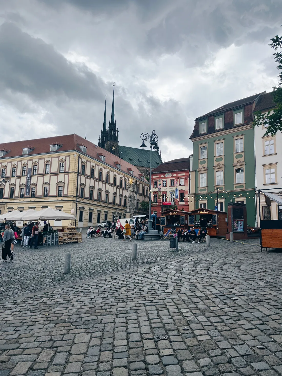 Zelný trh v Brně s katedálou Petrov pod zamračenou oblohou