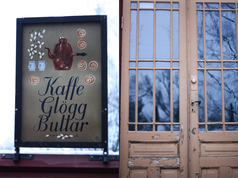 Cedule Kaffe, Glögg a Bullar s konvicí a šneky vedle starých dřevěných dveří s tabulkovým sklem.
