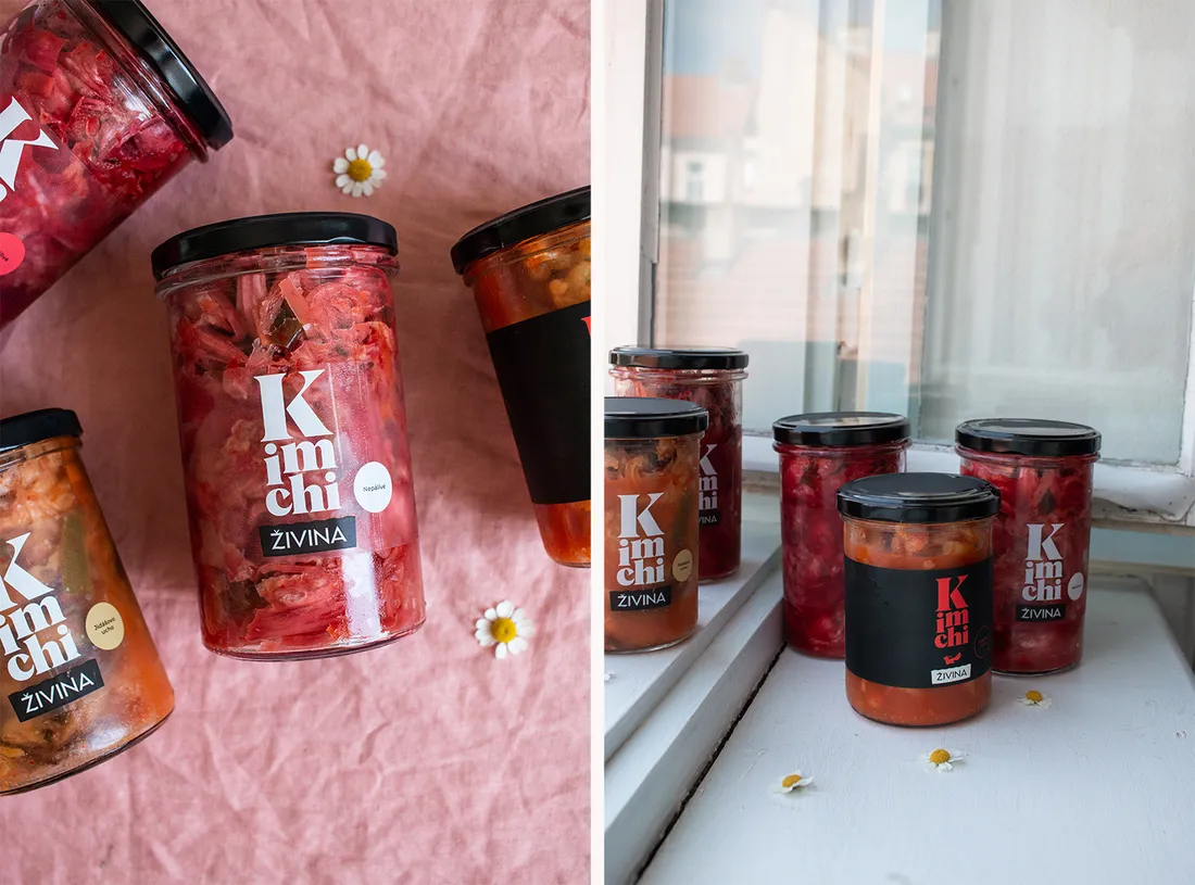 Výběr tří hotových letních obědů s kimchi naservírovaný na stole.
