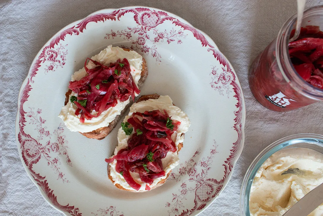 Krajíce kváskového chleba s feta pomazánkou připravené na doplnění kimchi.