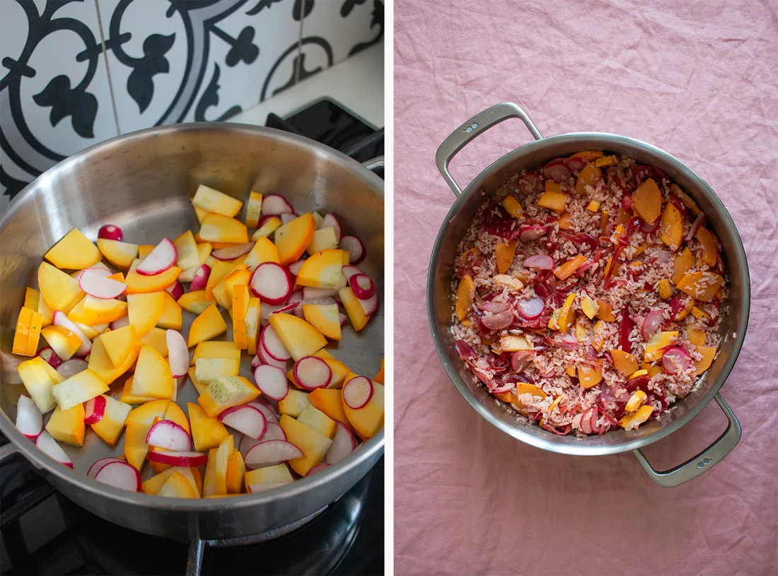 Suroviny na smaženou rýži s kimchi rozložené na kuchyňské lince.