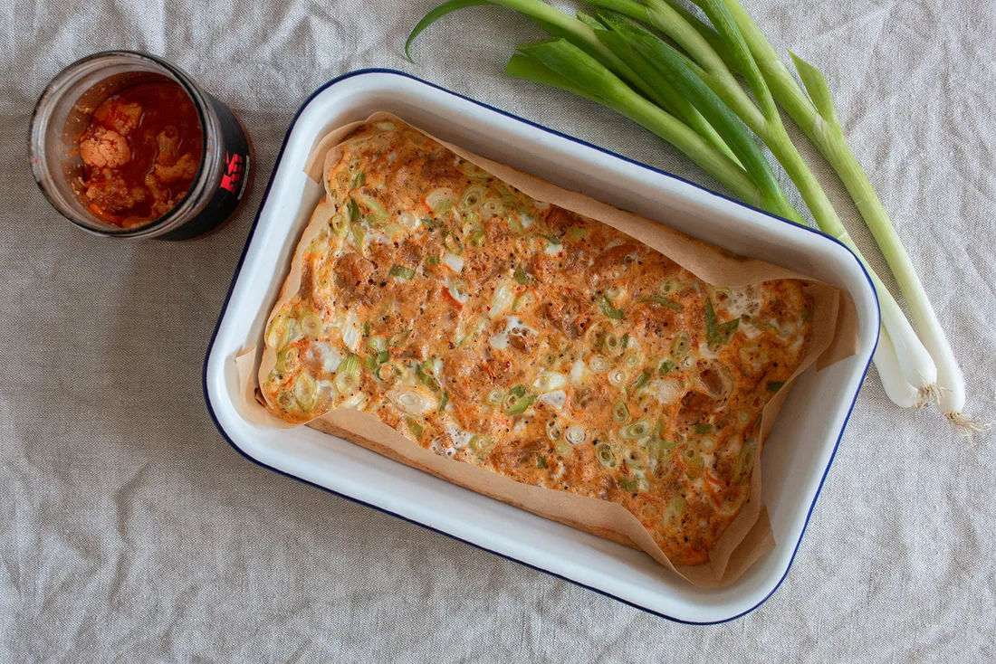 Mísa s rozšlehanými vejci, kimchi a jarní cibulkou před pečením.