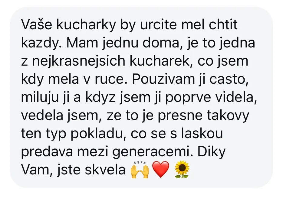 Šedá bublina s českým textem chvály kuchařek a emoji rukou, srdce a slunečnice.