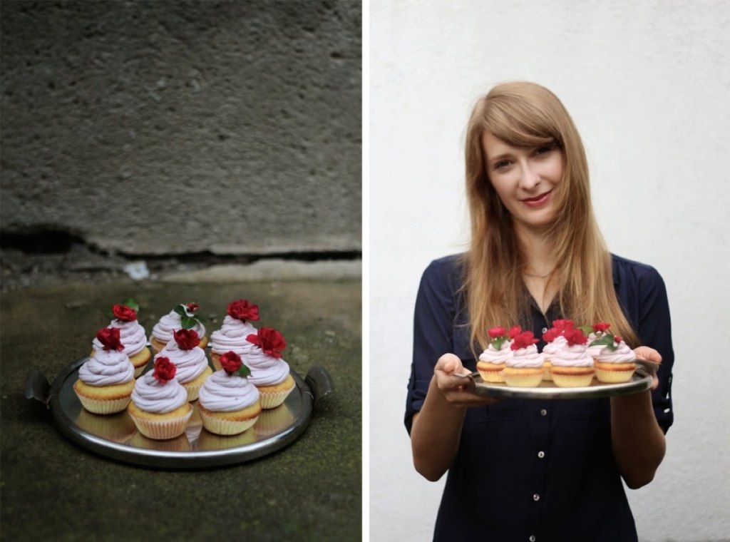 Cupcakes s fialovým krémem a červenými růžemi na stříbrném podnosu – detail a žena držící podnos.